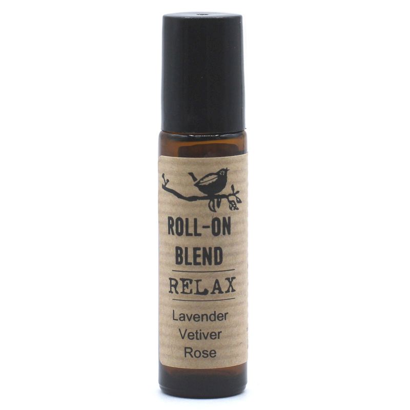 Frasco de vidrio ámbar con aplicador roll-on, etiqueta artesanal de papel kraft y tapa negra, estilo natural.