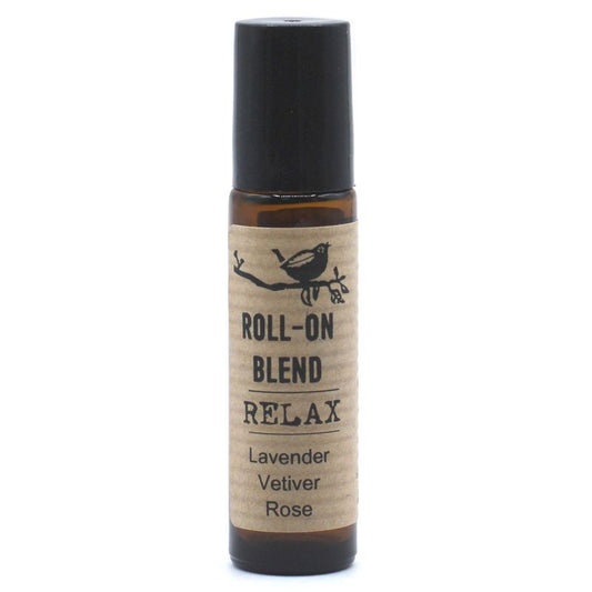 Frasco de vidrio ámbar con aplicador roll-on, etiqueta artesanal de papel kraft y tapa negra, estilo natural.