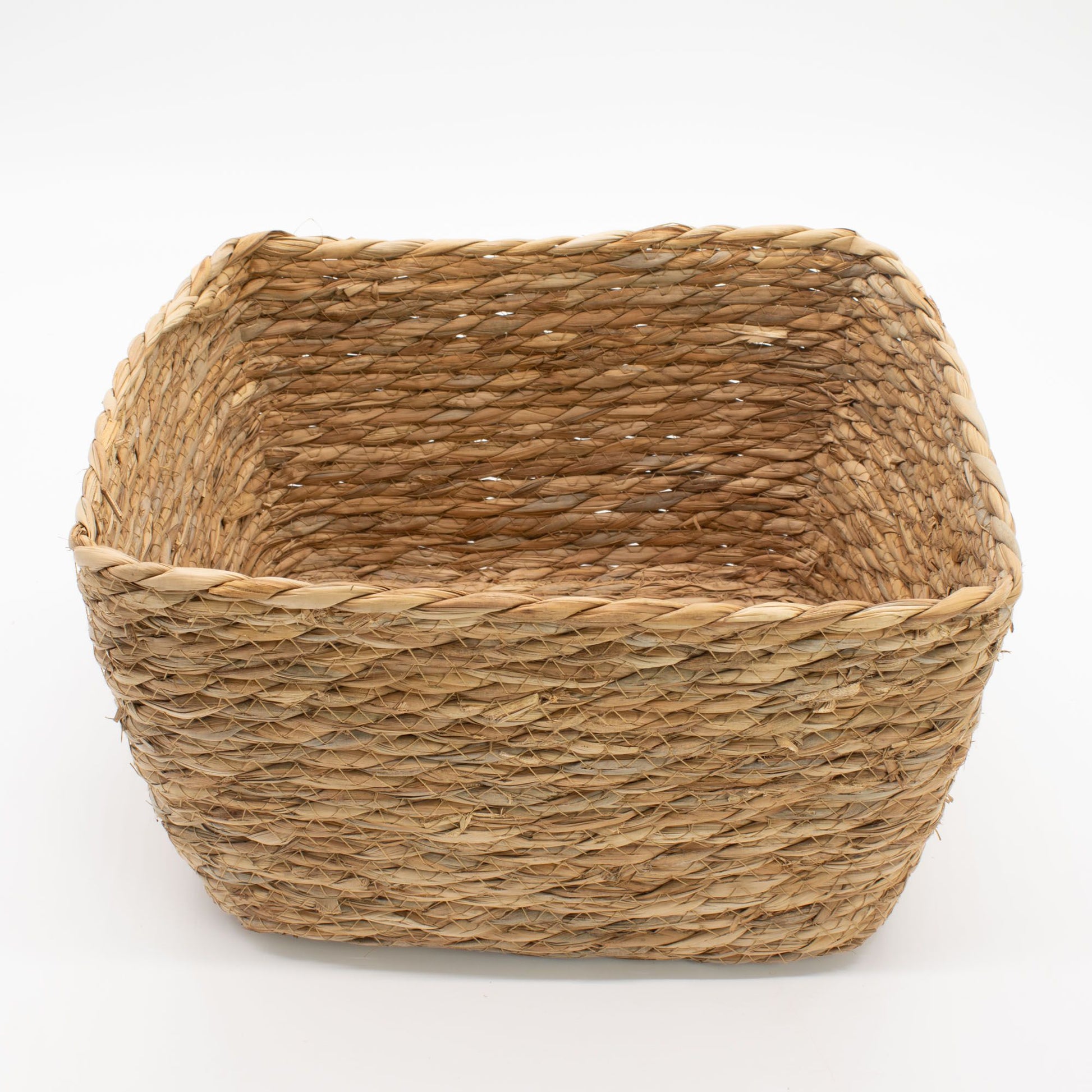 Cesta cuadrada de almacenamiento tejida en hierba marina y hoja de plátano, color natural, estilo artesanal.