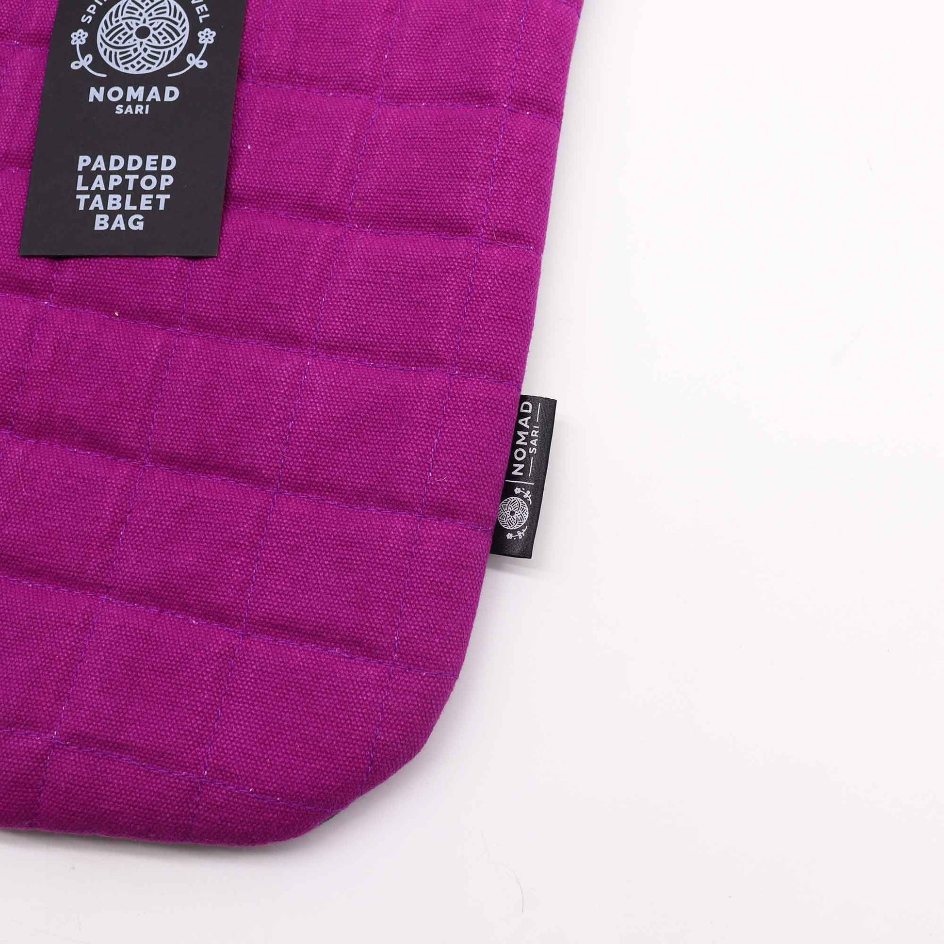 Bolsa acolchada para laptop de sari en color púrpura brillante, estilo moderno y material duradero.