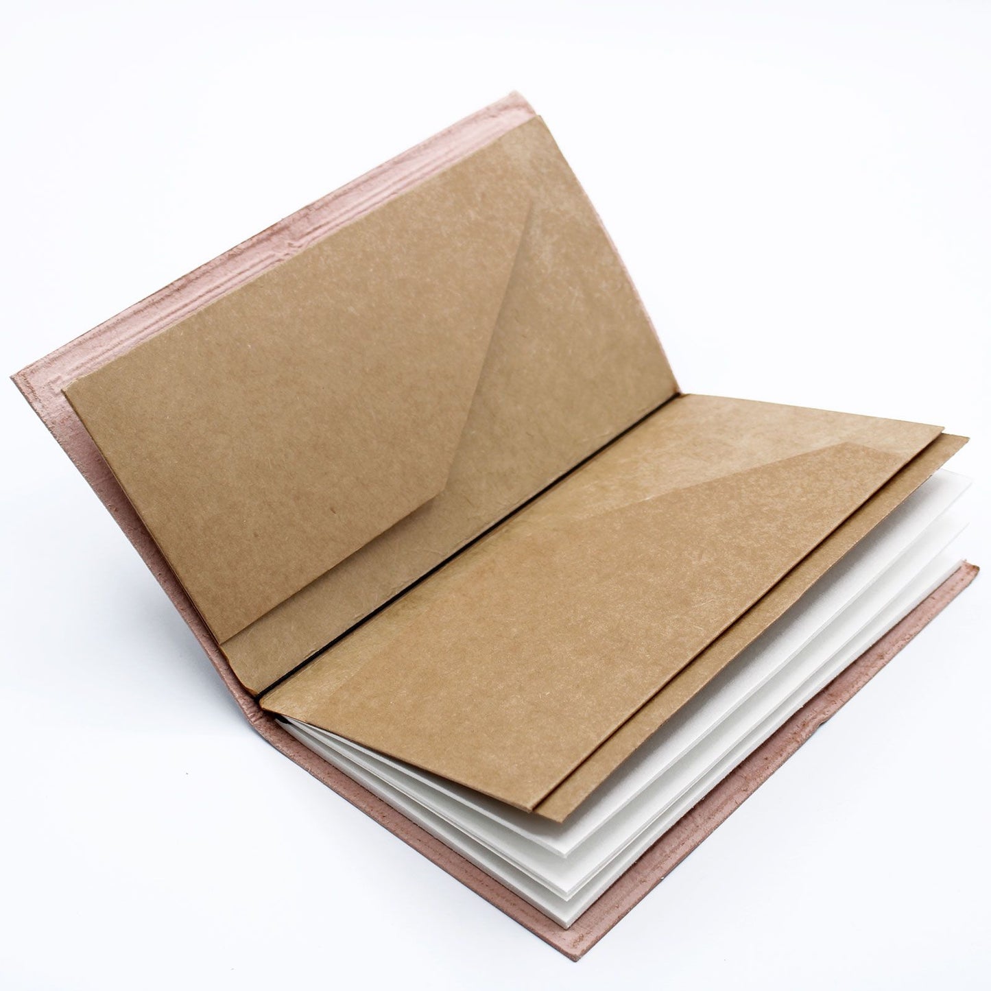 Cuaderno de tapa rosa, interior con papel kraft y blanco, estilo elegante y minimalista.