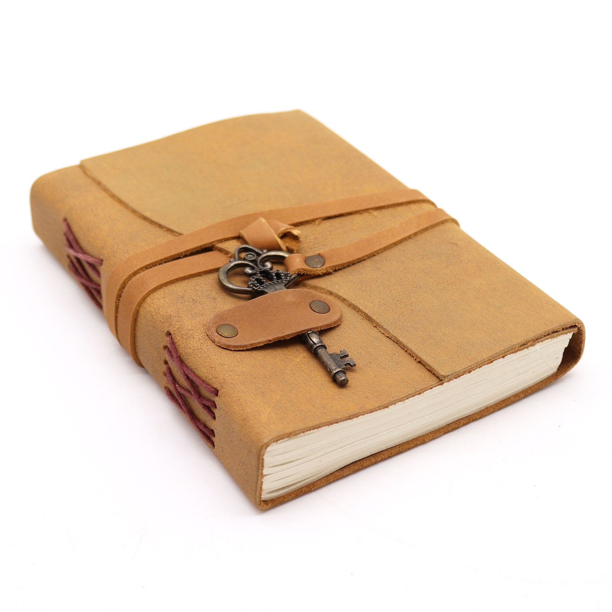 Cuaderno de cuero marrón con cierre de llave, estilo vintage, hojas en blanco y bordes decorativos.