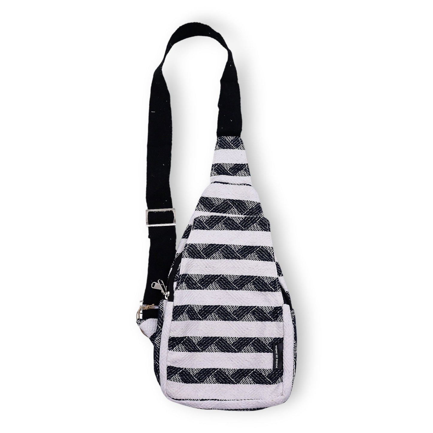 Bolso bandolera de tela rayada negro y blanco, estilo bohemio, con un bolsillo frontal y correa ajustable.