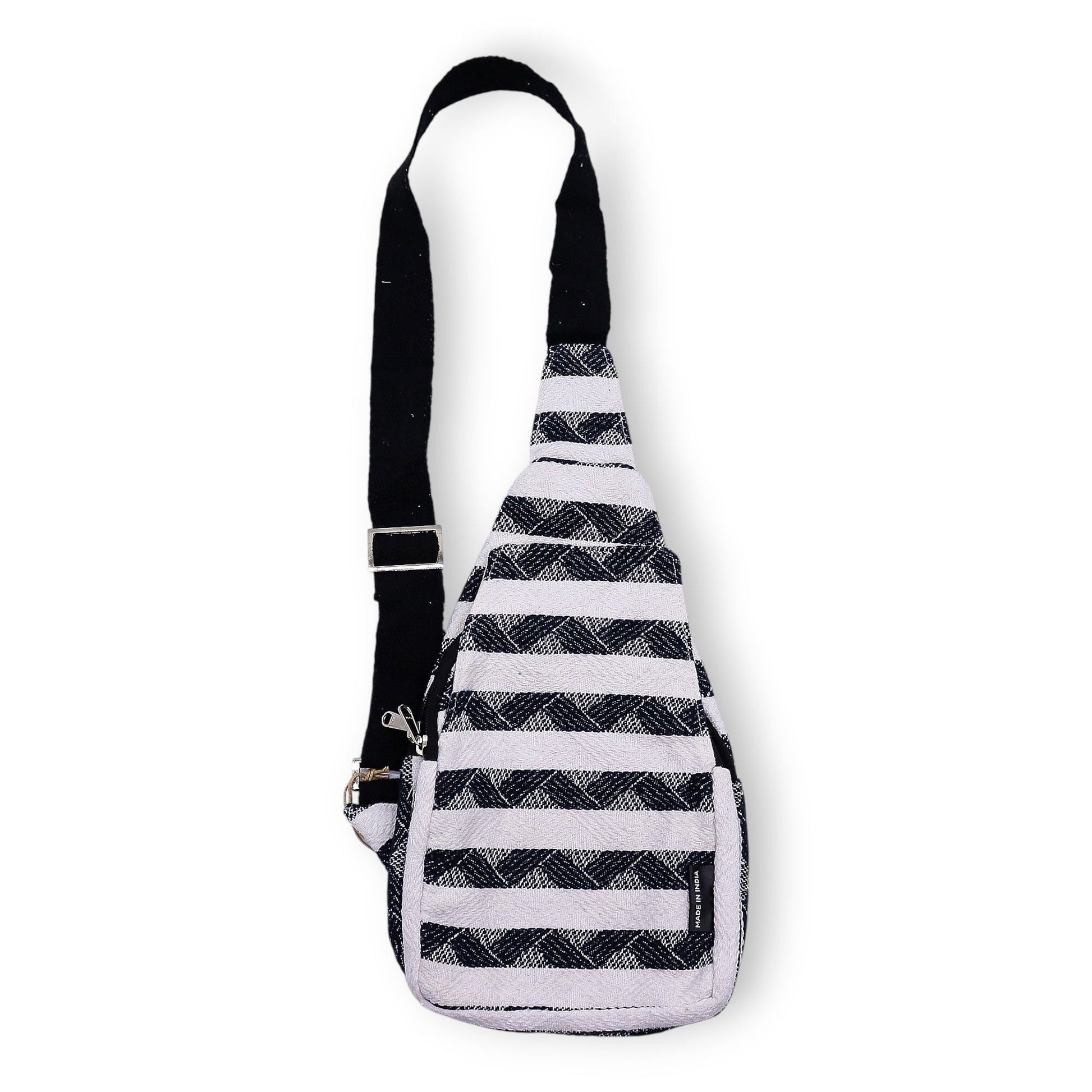 Bolso bandolera de tela rayada negro y blanco, estilo bohemio, con un bolsillo frontal y correa ajustable.