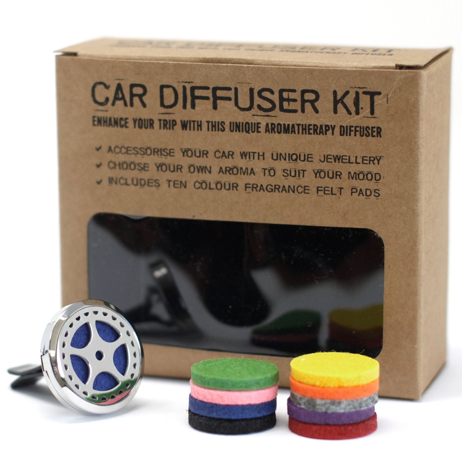 Difusor de coche plateado con diseño de rueda, junto a una caja de cartón y almohadillas de fieltro de varios colores.
