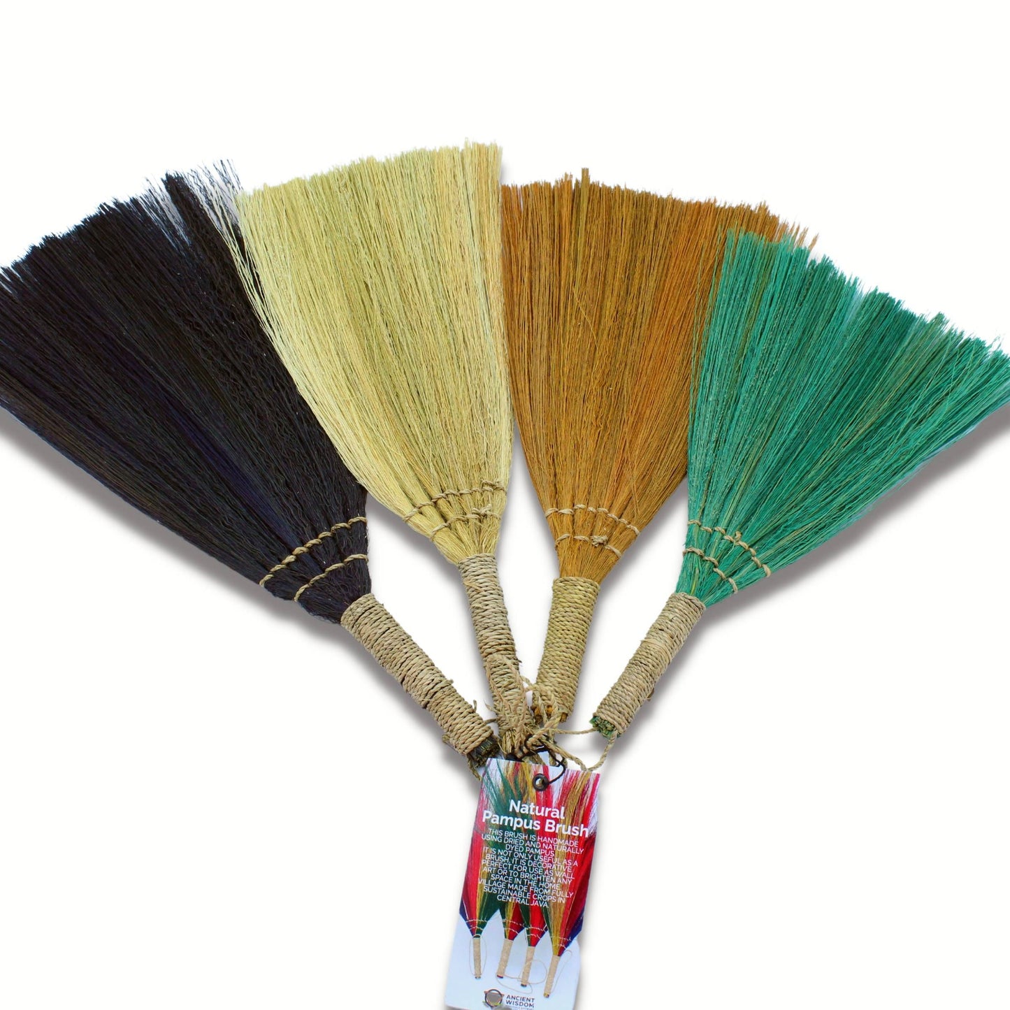 Escobas naturales de barrido en colores negro, marrón, verde y amarillo, con mangos de cuerda trenzada.