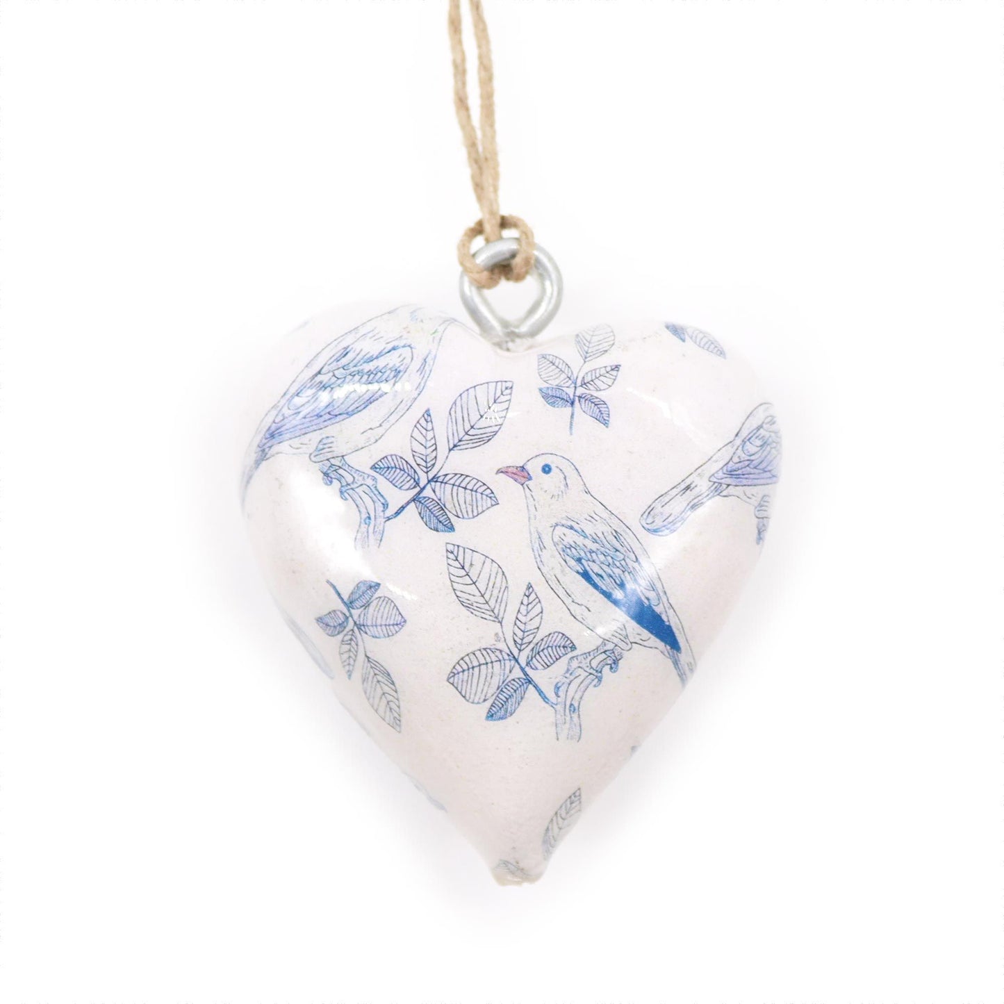 Corazón decorativo de cerámica blanca con dibujos de pájaros azules y hojas, colgante con cuerda natural.