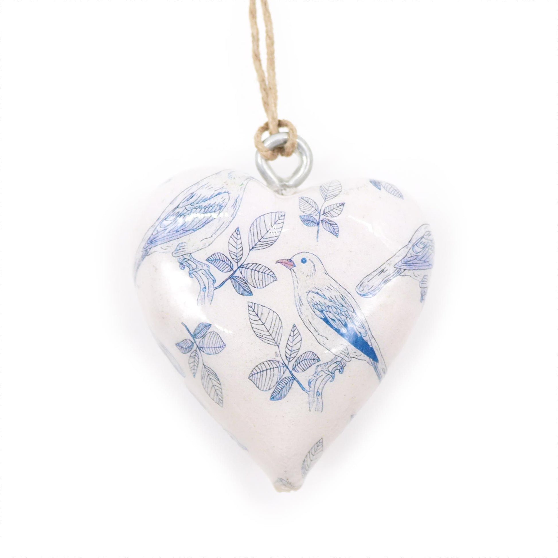 Corazón decorativo de cerámica blanca con dibujos de pájaros azules y hojas, colgante con cuerda natural.