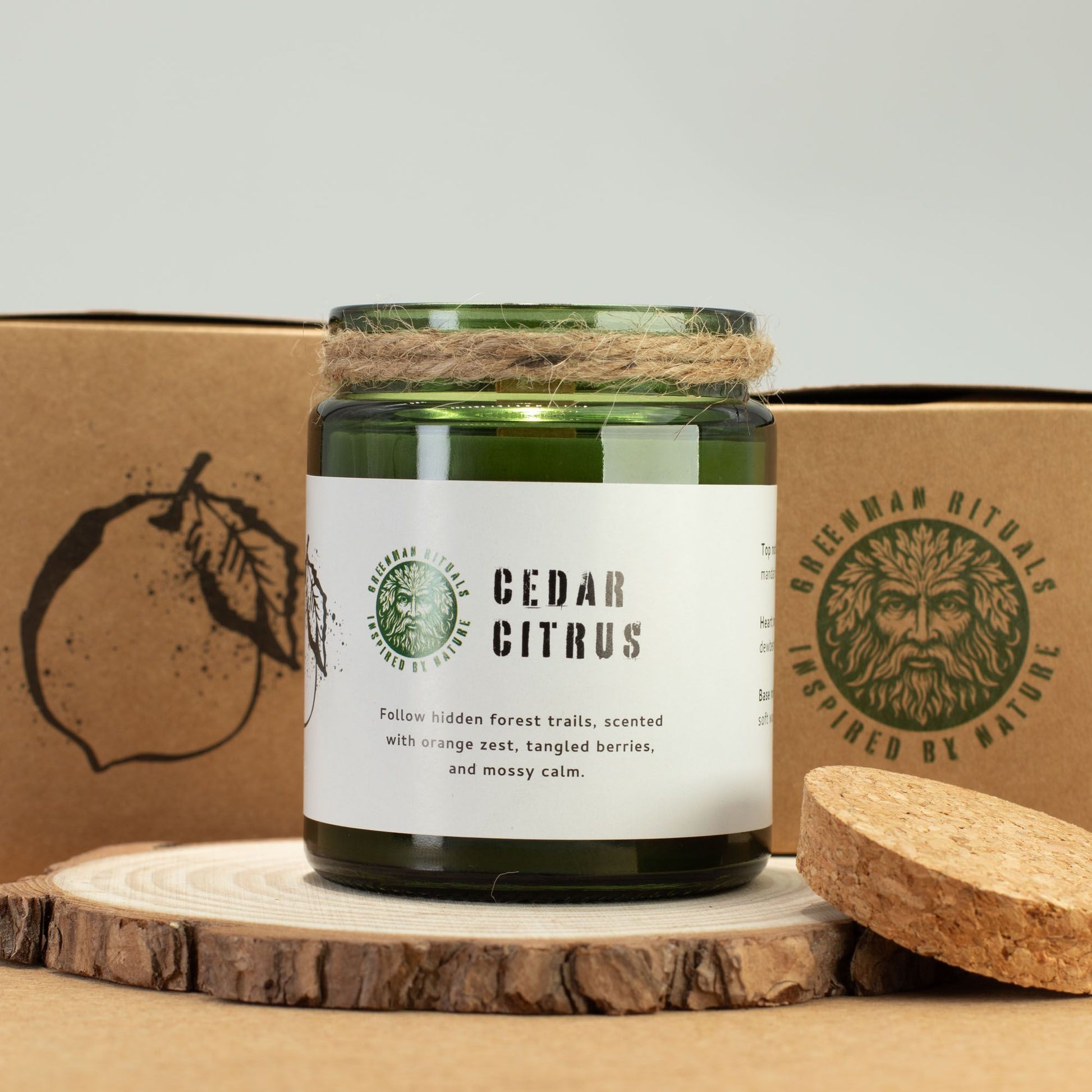 Vela verde de cedro y cítricos, aroma a naranja y bayas, envase de vidrio decorado con cuerda.