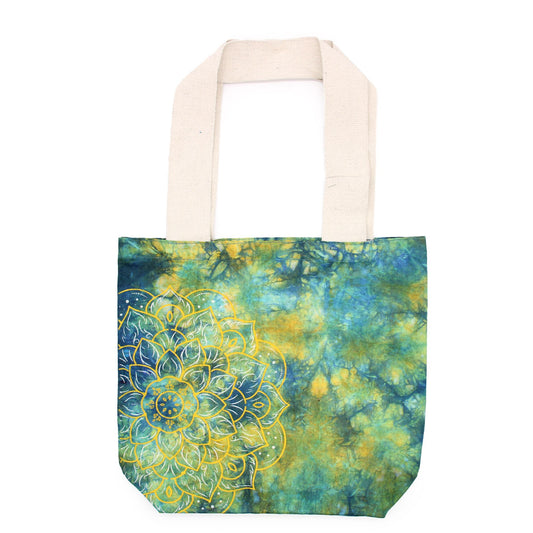Bolsa de algodón tie-dye verde y azul con estampado de mandala amarillo y asas de color natural.