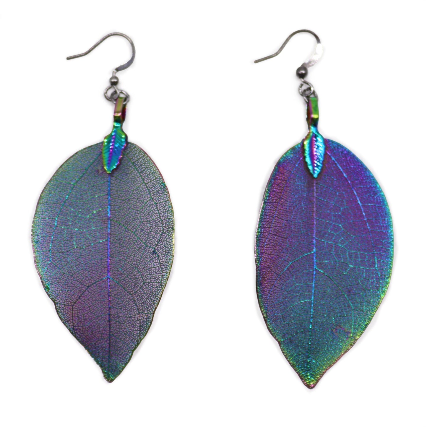 Pendientes de hoja metálicos en tonos iridiscentes de azul y verde, de estilo bohemio y material ligero.