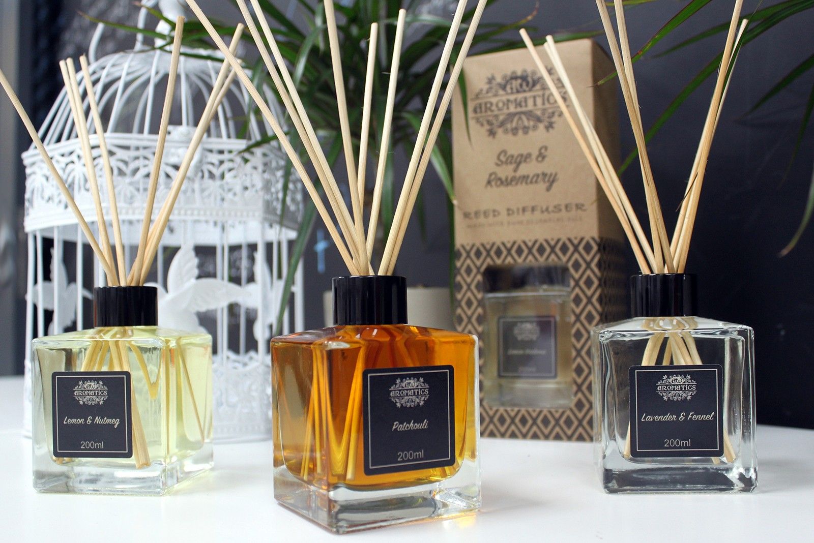 Difusores de aromas en frascos de vidrio, colores ámbar y transparente, fragancias de limón, pachuli y lavanda.