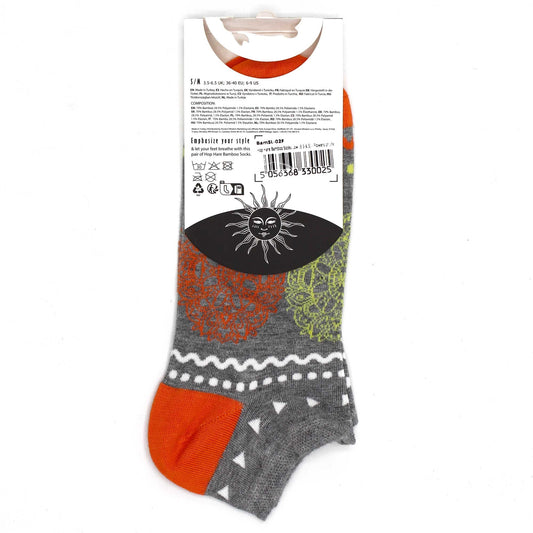 Calcetines gris con diseño colorido, detalles en naranja y verde, ideales para un estilo moderno y divertido.