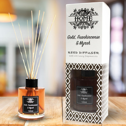 Difusor de fragancia de 120ml con varillas, frasco de vidrio ámbar y caja decorativa sobre una mesa de madera clara.