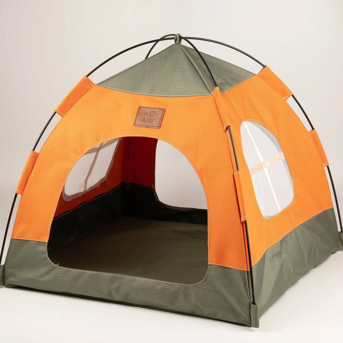 Cama tienda verde y naranja vista en ángulo con ventana lateral de malla