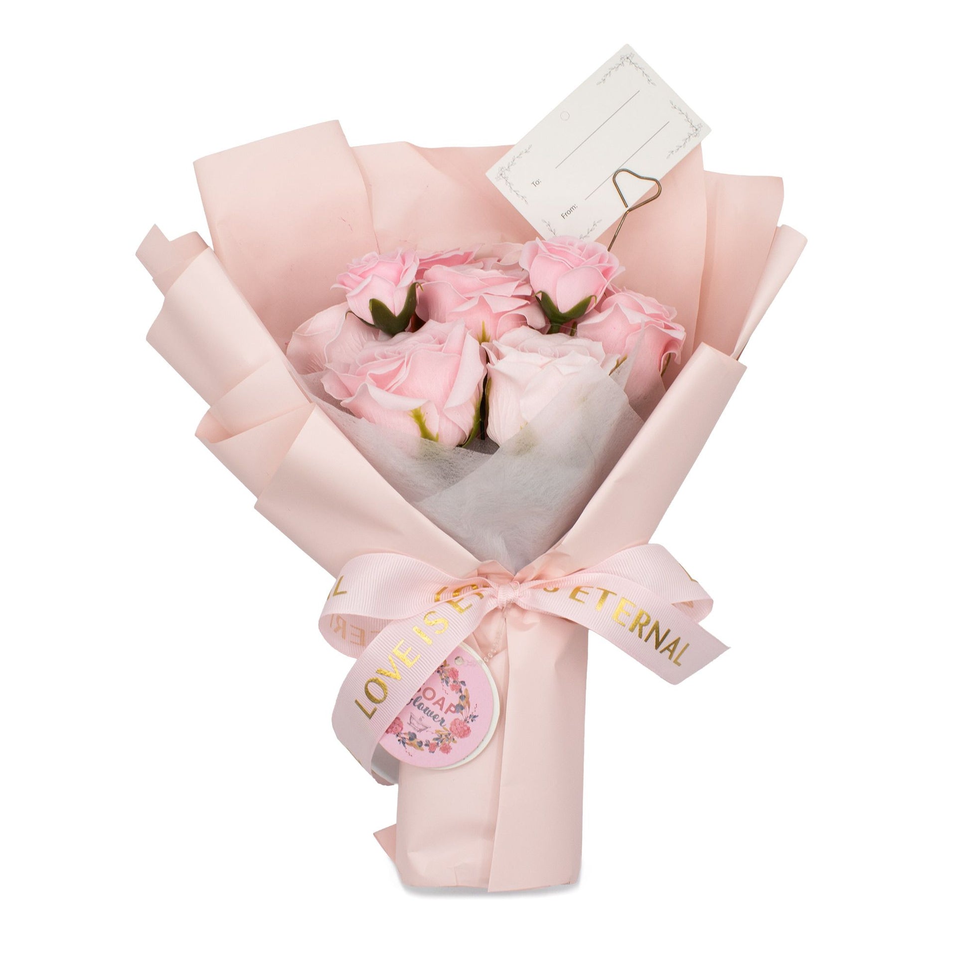 Ramo de rosas rosas con papel suave en tono pastel y cinta decorativa, ideal para regalar en ocasiones especiales.