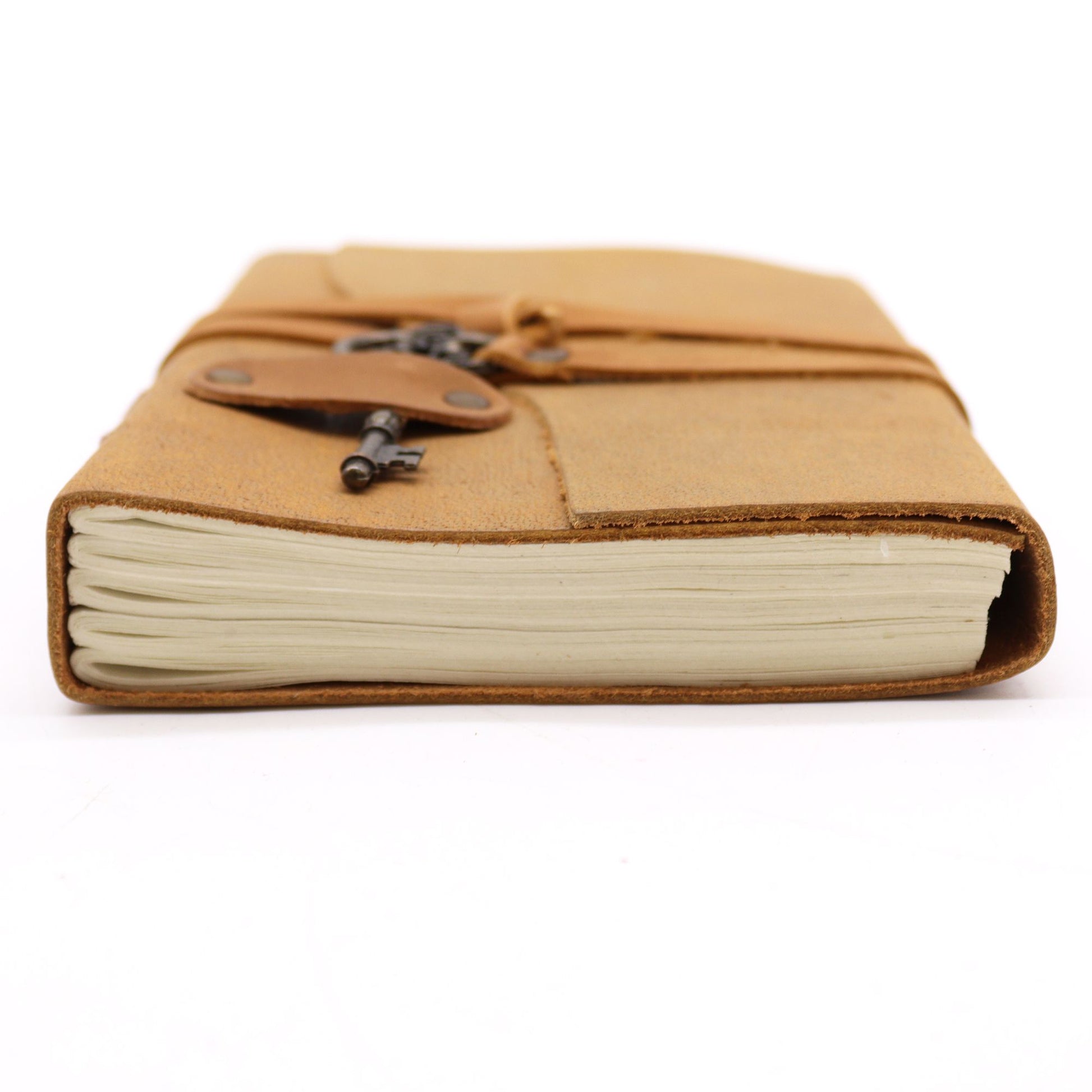 Cuaderno de cuero marrón con cierre de hebilla, páginas en blanco, estilo vintage, ideal para notas y diarios.
