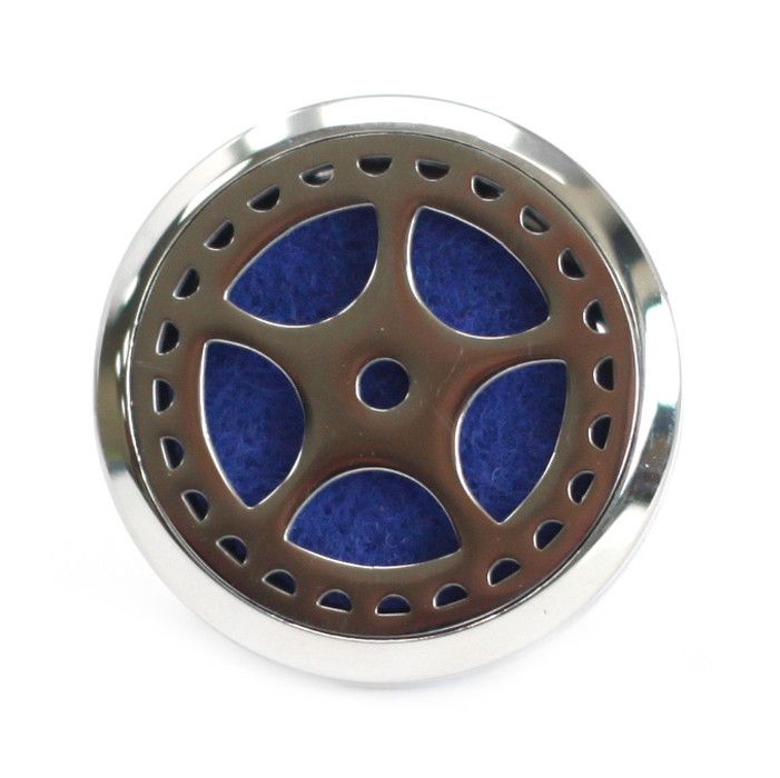 Difusor de aromaterapia para coche, 30mm, metal plateado brillante con diseño de rueda y fieltro interior azul oscuro.