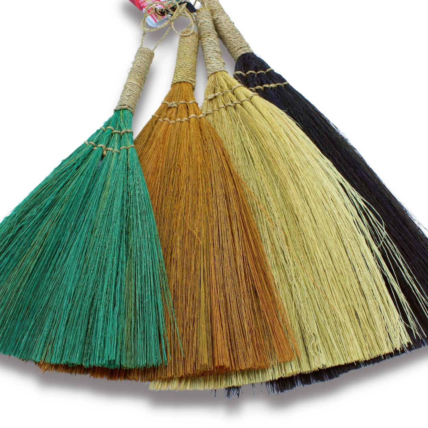 Escobas artesanales de paja en colores verde, marrón, amarillo y negro, ideal para decoración y limpieza.