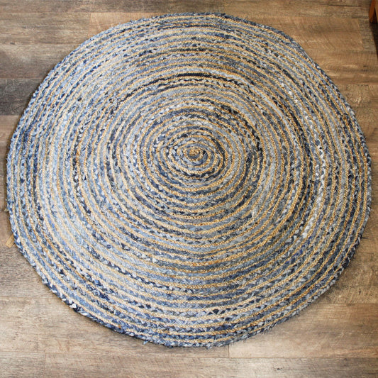 Alfombra redonda de 150 cm hecha con fibras trenzadas de yute natural y mezclilla azul, estilo artesanal y texturizado.