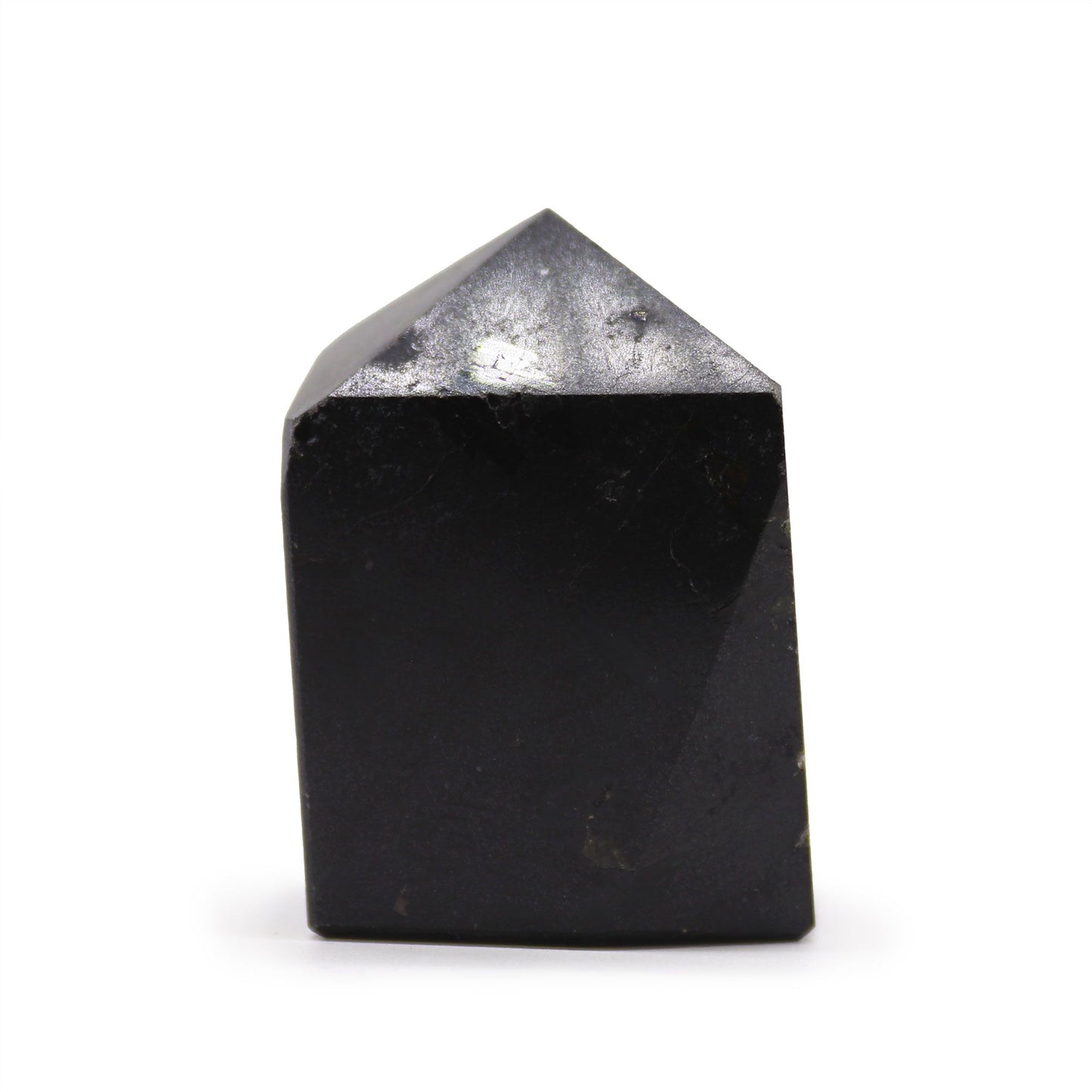 Piedra obsidiana negra en forma cúbica, pulida y brillante, ideal para decoración y meditación.