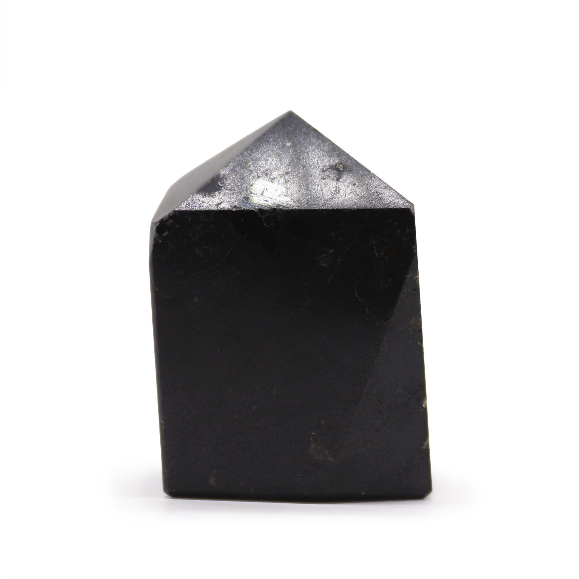 Piedra obsidiana negra en forma cúbica, pulida y brillante, ideal para decoración y meditación.
