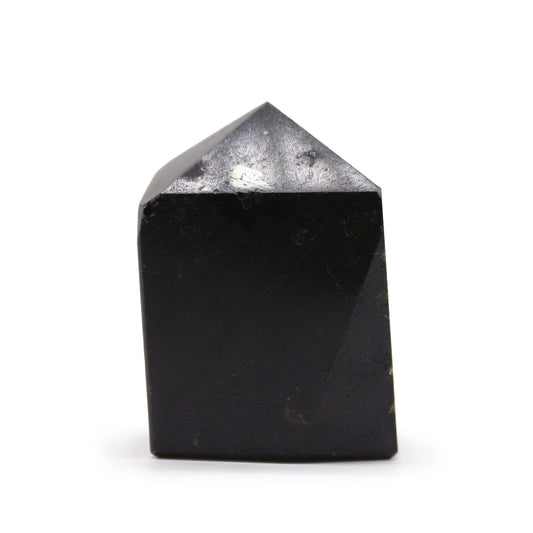 Piedra obsidiana negra en forma cúbica, pulida y brillante, ideal para decoración y meditación.