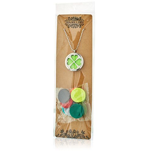 Collar plateado con charm de trébol verde y cinco discos de colores, presentado en un envase elegante.