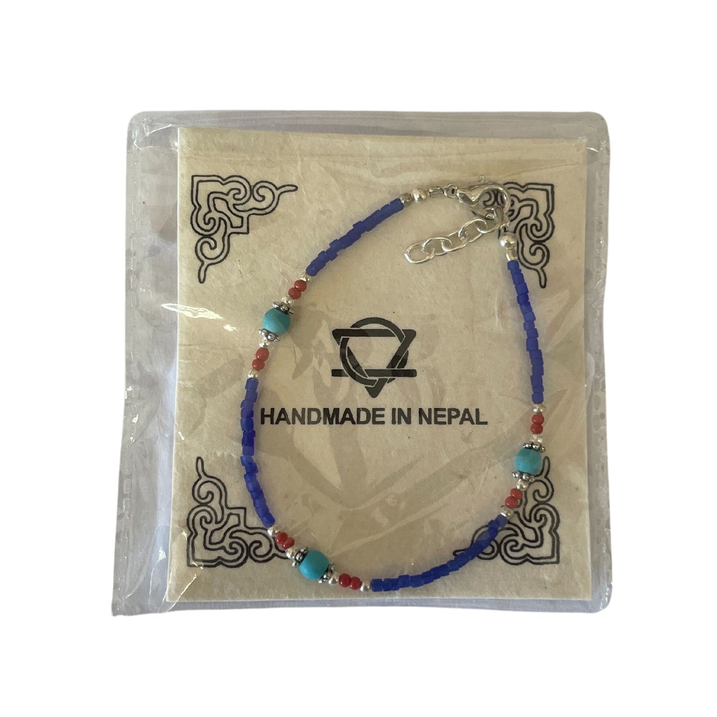 Collar hecho a mano en Nepal, cuentas azules, rojas y turquesas, estilo bohemio, empaquetado en bolsa transparente.
