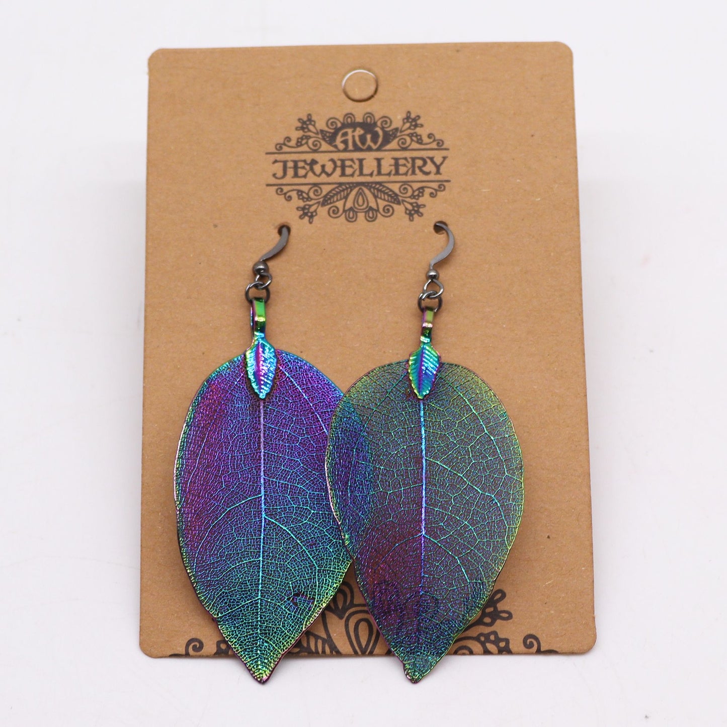 Pendientes de hojas en tonos púrpura y verde, hechos de metal con acabado brillante, estilo bohemio.