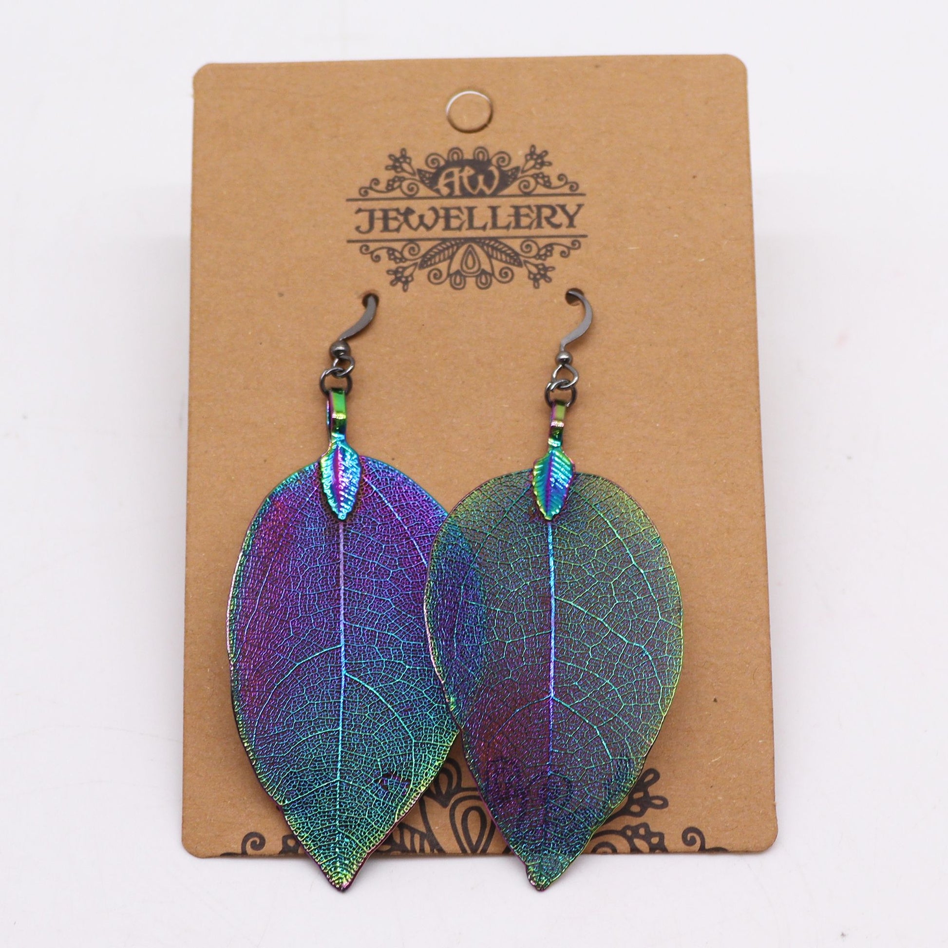 Pendientes de hojas en tonos púrpura y verde, hechos de metal con acabado brillante, estilo bohemio.