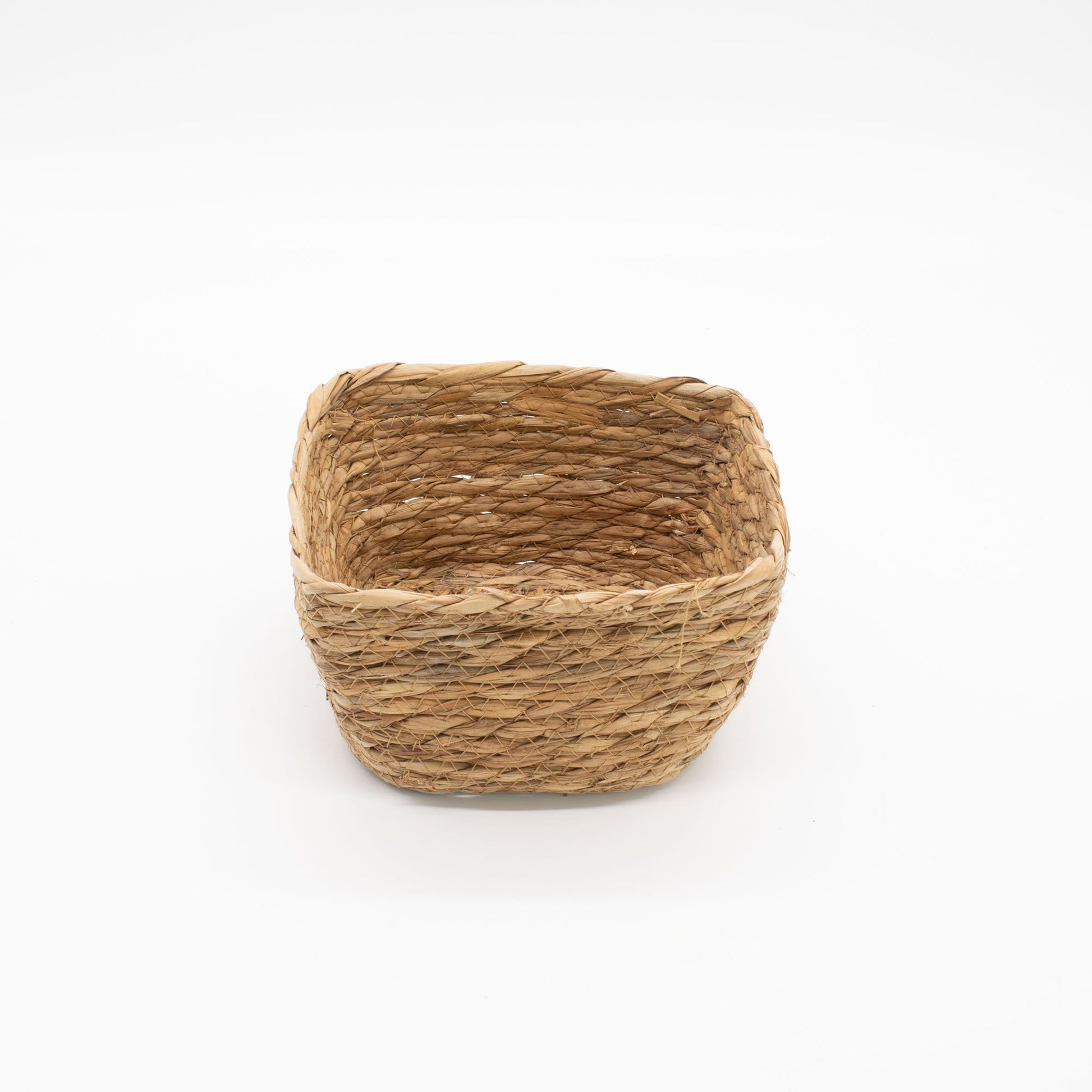 Cesta cuadrada de fibras naturales trenzadas en tono beige, estilo rústico, artesanal y resistente.