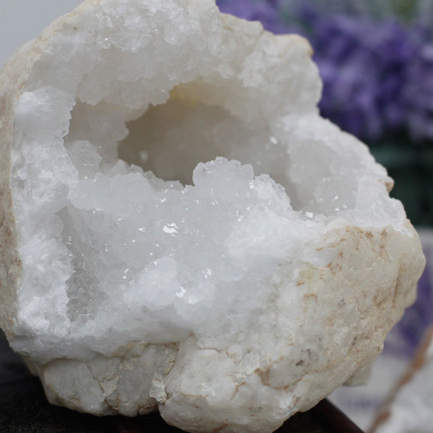 Cristal de roca blanco brillante, mineral natural con forma irregular, ideal para decoraciones y colecciones.