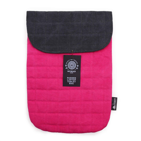 Bolsa acolchada para laptop y tableta, color rosa fucsia con tapa negra, estilo moderno y elegante.