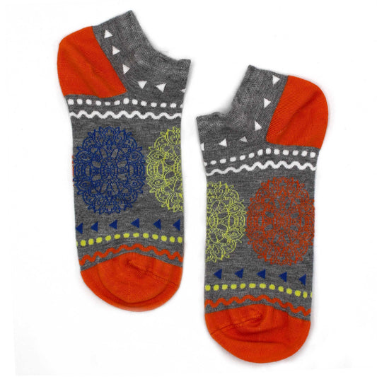 Calcetines cortos grises con estampado colorido en azul, naranja y amarillo, combinando estilos modernos y divertidos.