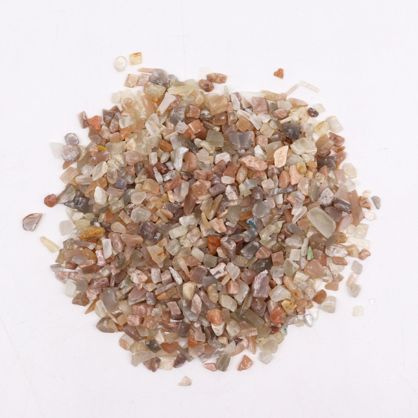 Grava decorativa de colores marrones y beige, de pequeñas piedras brillantes, ideal para jardinería y manualidades.
