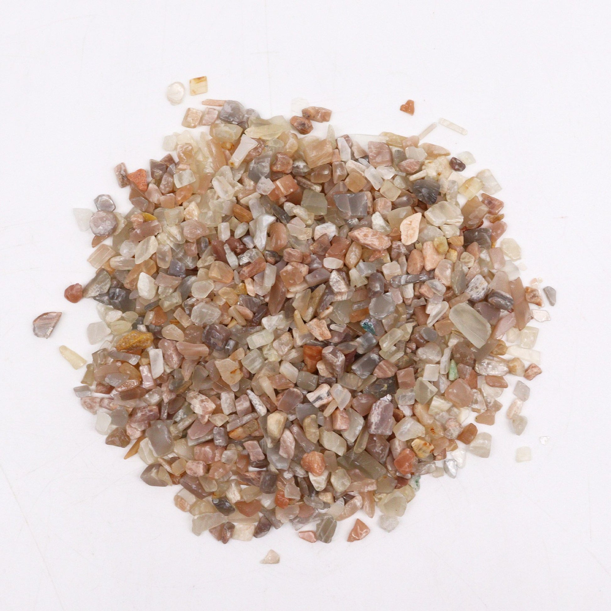 Grava decorativa de colores marrones y beige, de pequeñas piedras brillantes, ideal para jardinería y manualidades.