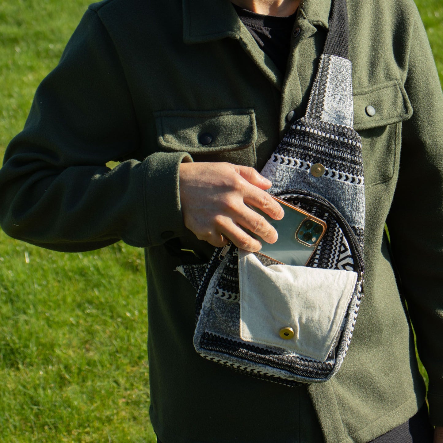 Bolso cruzado gris con patrón étnico, fabricado en algodón, ideal para llevar el teléfono y otros pequeños objetos.
