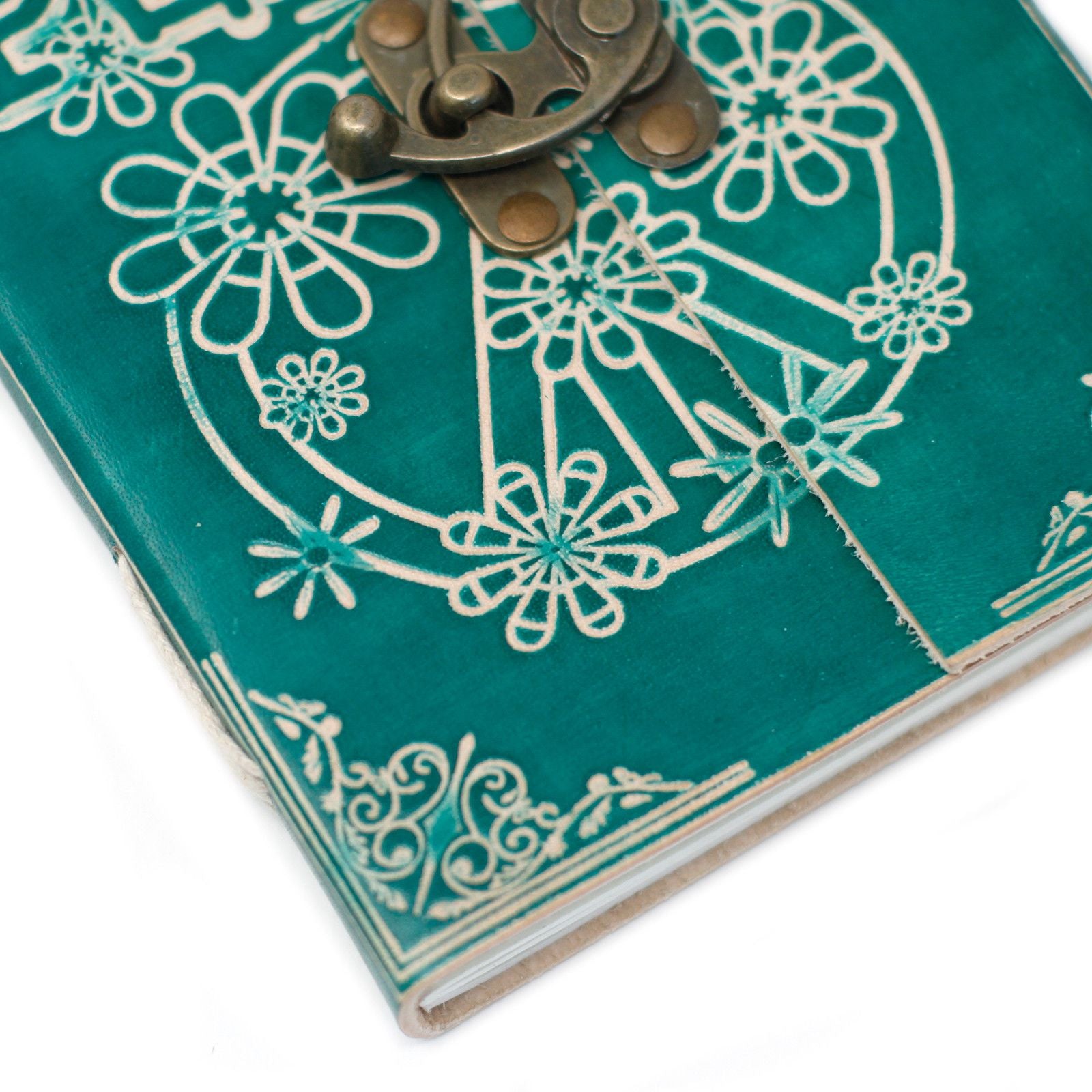 Cuaderno artesanal en cuero verde turquesa con diseño floral y cierre de metal vintage.