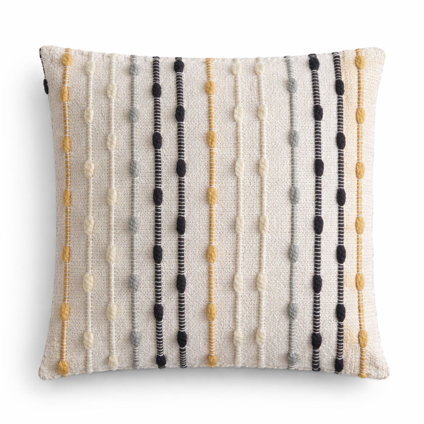 Cojín decorativo en tonos beige, negro y amarillo, con textura de rayas en materiales suaves y modernos.