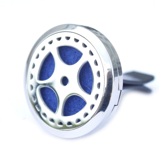 Difusor de aromaterapia para coche, metal plateado con diseño de llanta y almohadilla de fieltro azul en el centro.