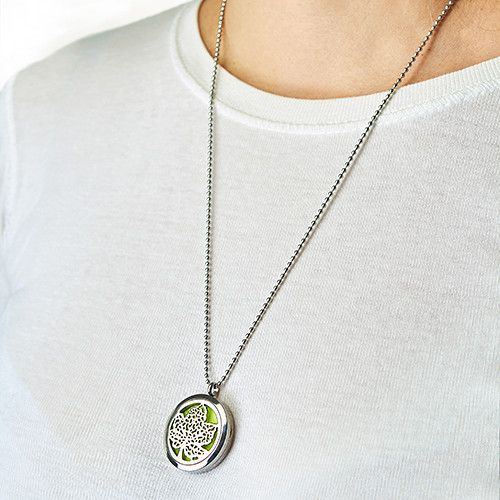 Collar de plata con colgante circular de diseño floral en verde, ideal para un estilo elegante y moderno.