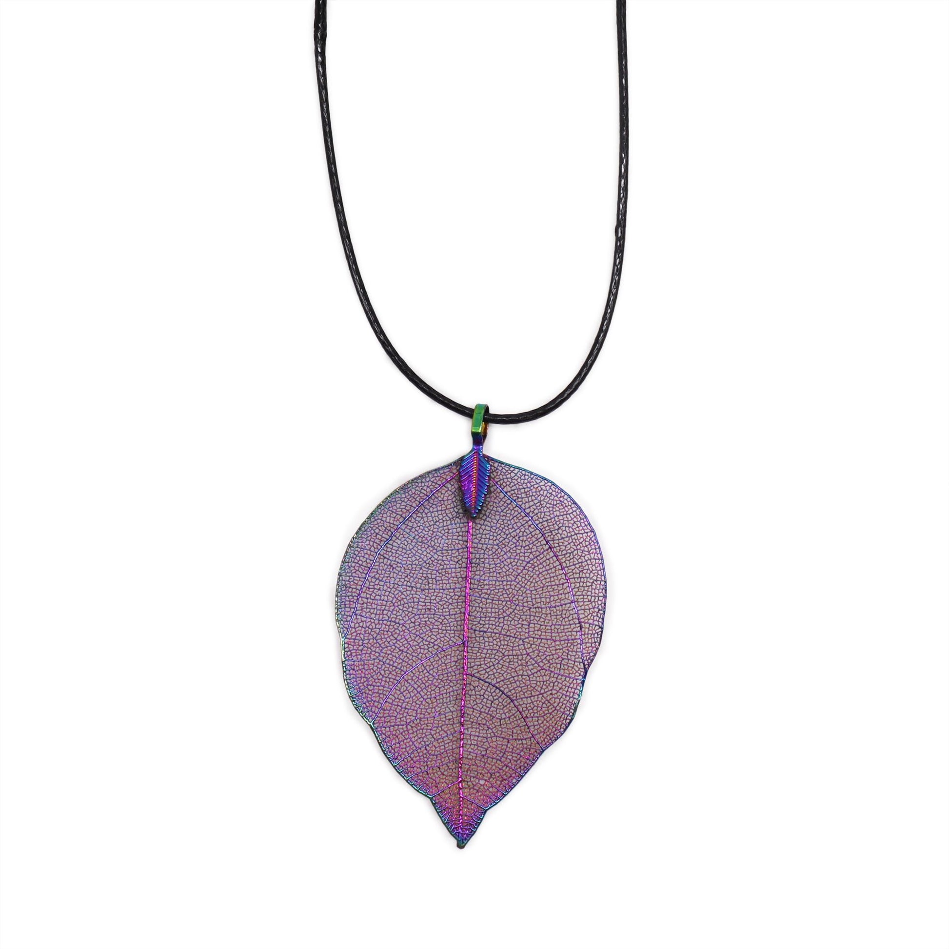 Collar con colgante de hoja iridiscente en colores púrpura y verde, sobre cuerda negra de estilo moderno.