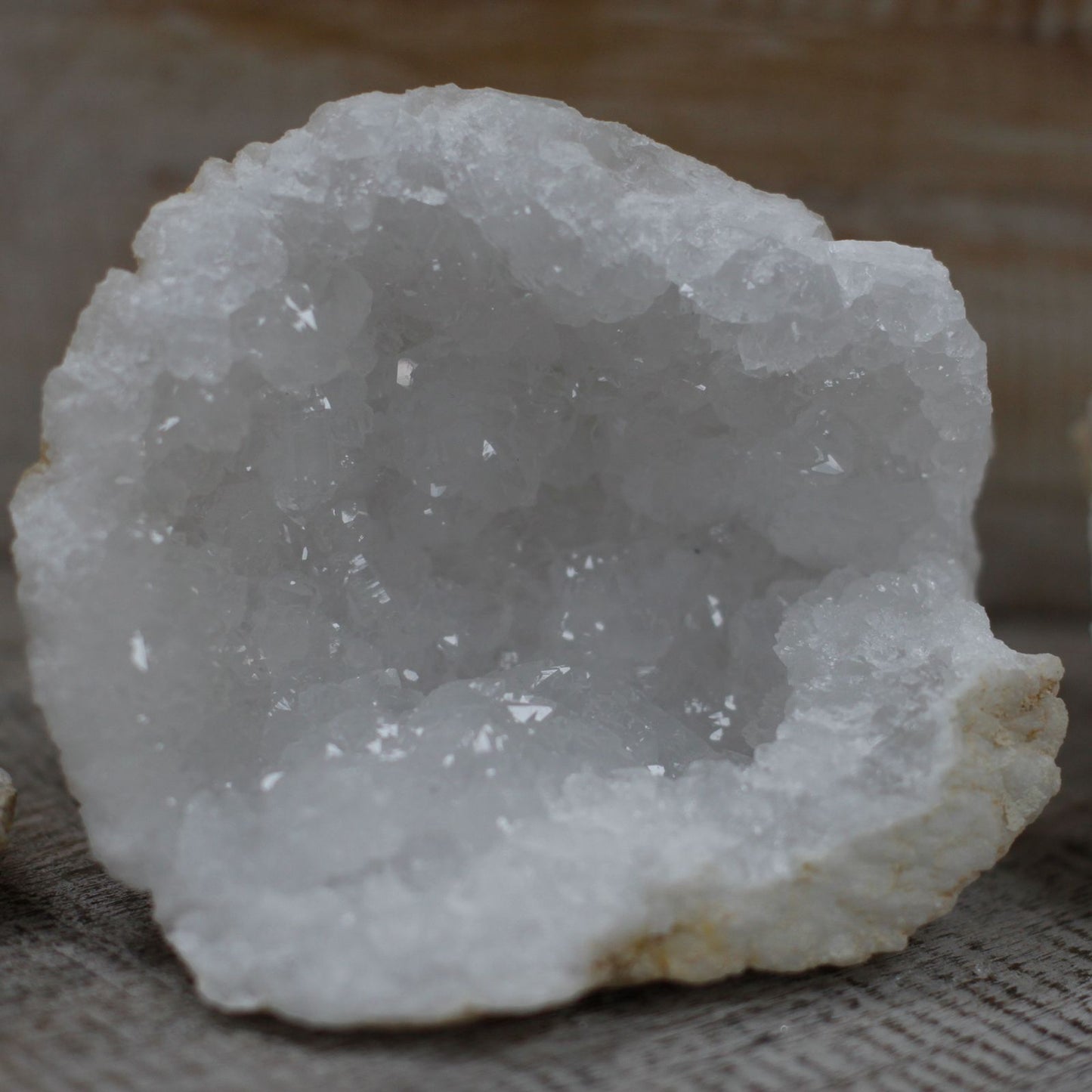 Geoda de cuarzo blanco, brilla con cristales transparentes, ideal para decoración y energía positiva.