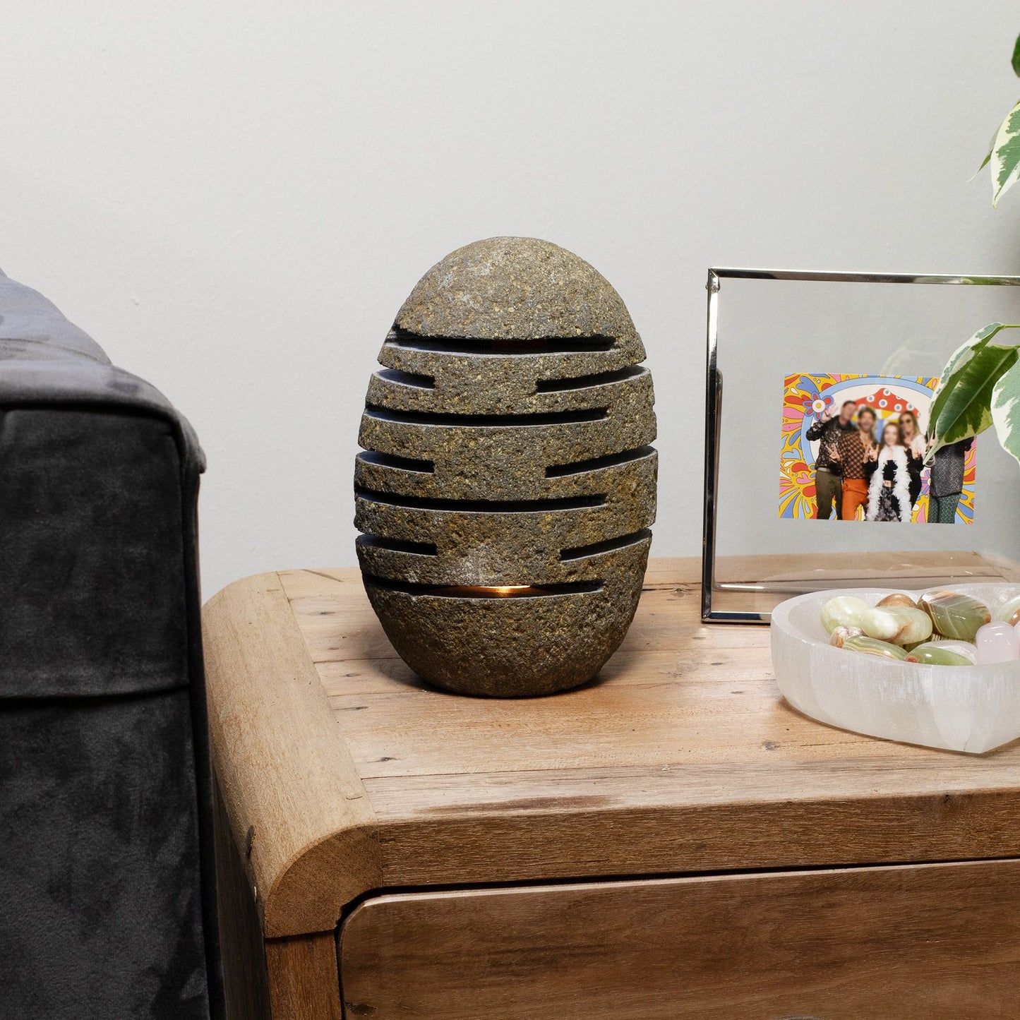 Lámpara de piedra decorativa en forma de huevo, color gris con rayas, ideal para salón o dormitorio.