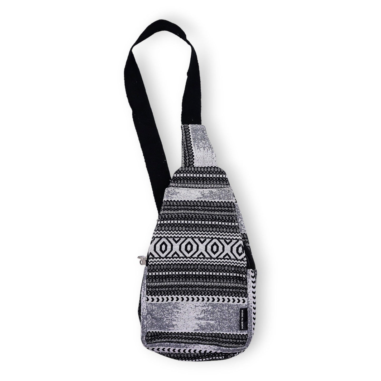 Mochila cruzada negra y blanca, con diseño étnico, hecha de material textil resistente.
