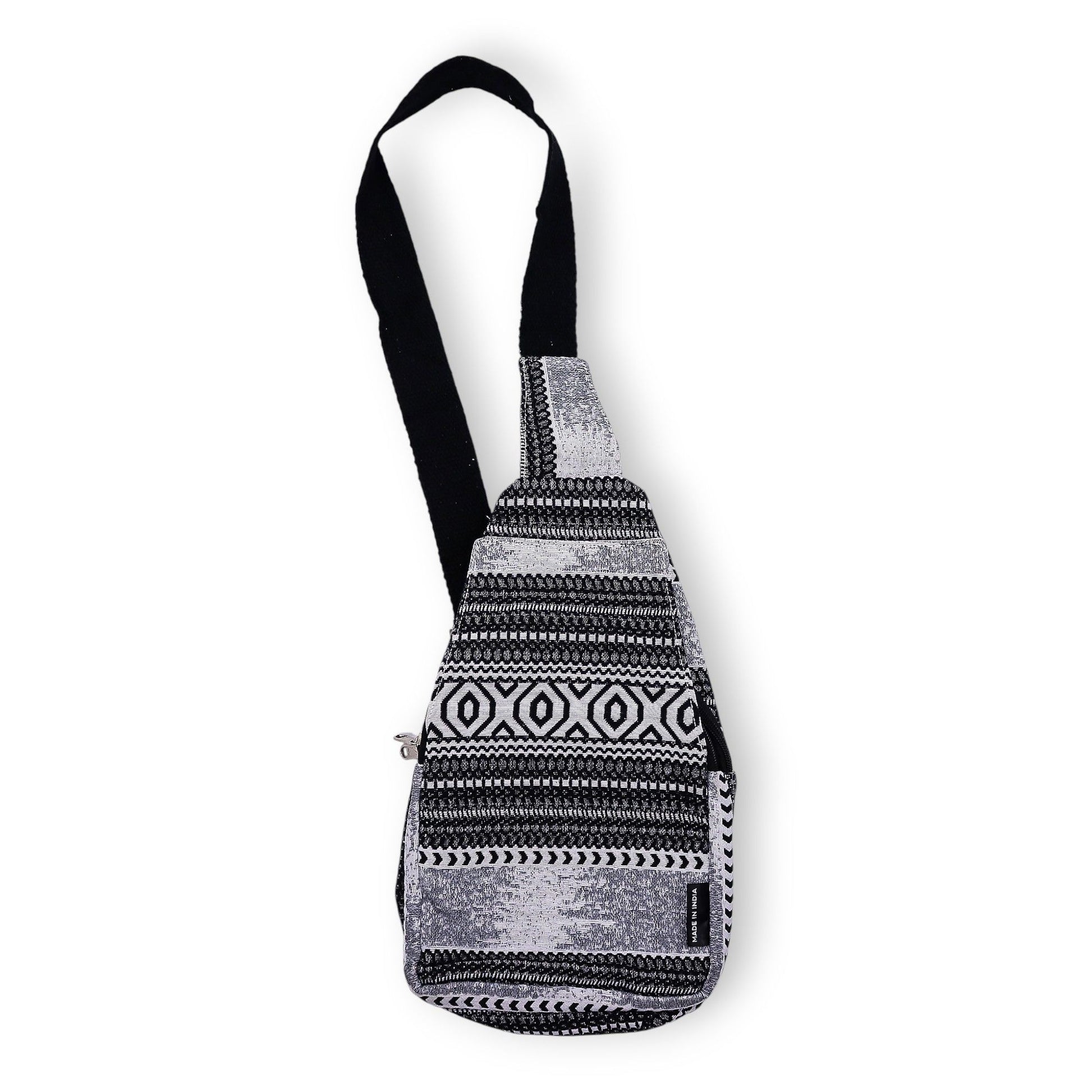 Mochila cruzada negra y blanca, con diseño étnico, hecha de material textil resistente.