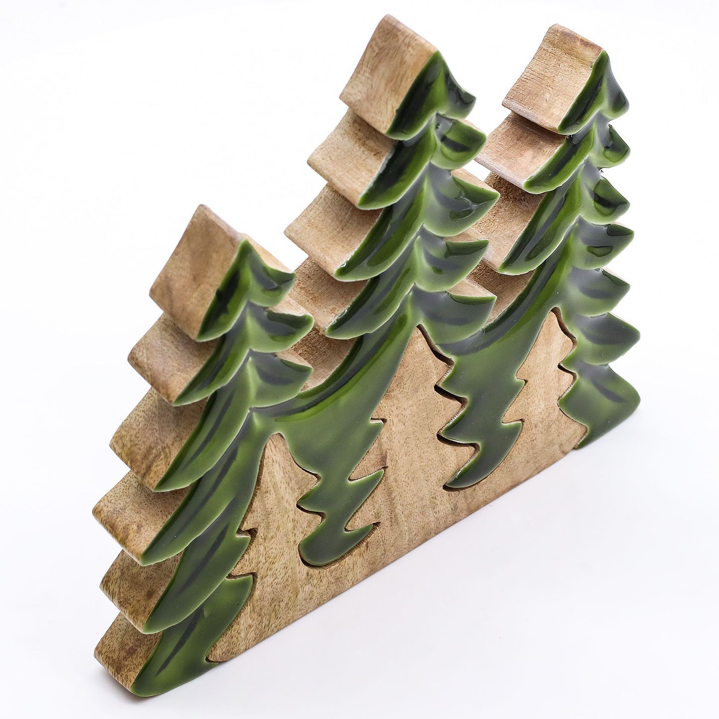 Soporte de madera con diseño de árboles en tonos verdes, ideal para decoración rústica y natural.