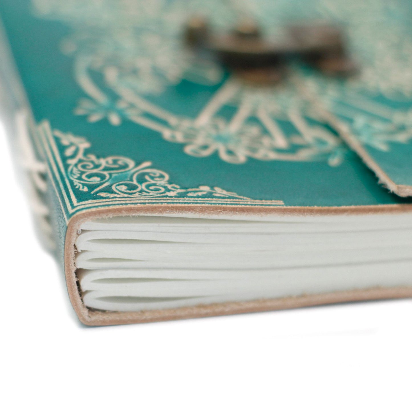 Cuaderno verde turquesa con detalles dorados y cierre metálico, páginas en blanco, estilo vintage.
