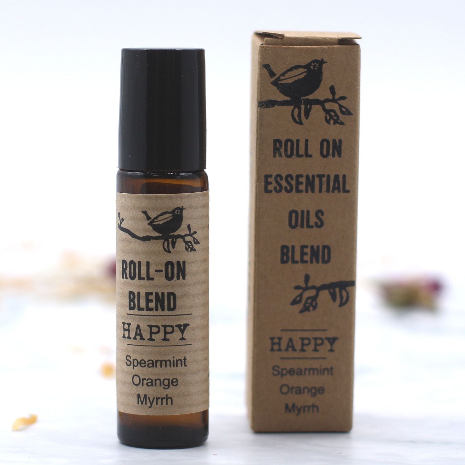 Mezcla de aceites esenciales en roll-on, color ámbar, con aromas de menta, naranja y mirra. Caja de cartón kraft.